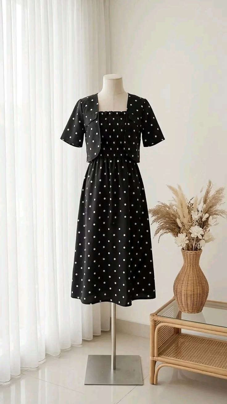 Gaun hitam dengan motif titik putih