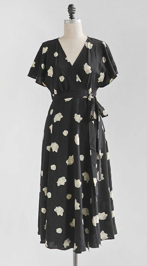 Gaun hitam motif bunga Petite Bloom