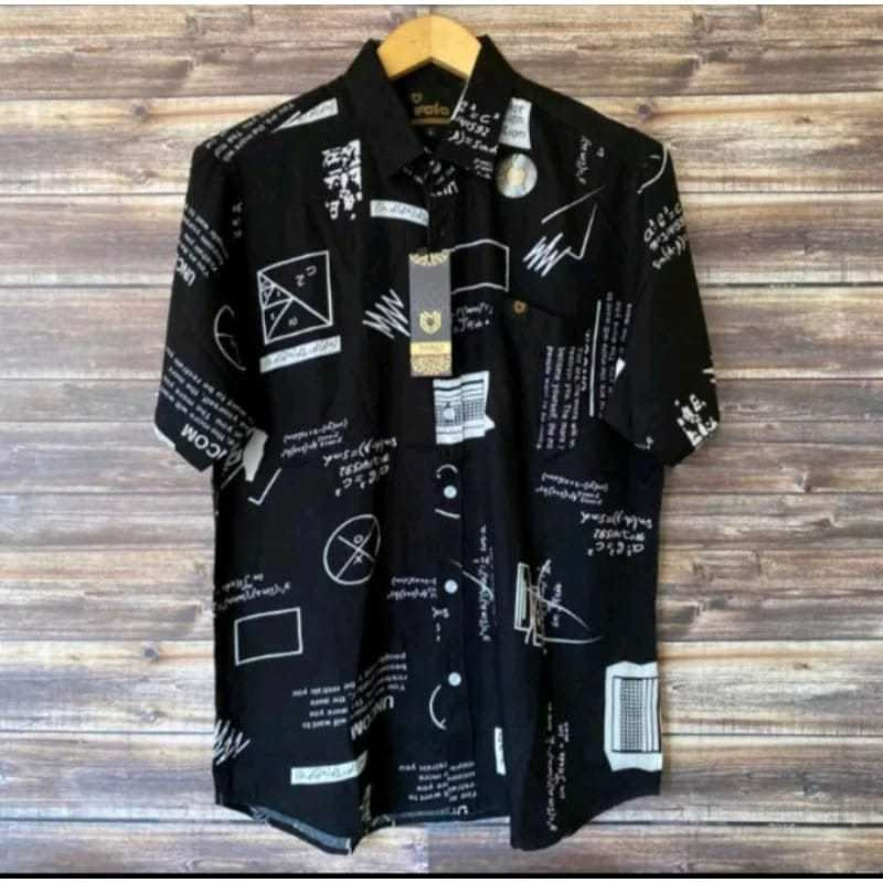 Kemeja hitam bermotif grafis